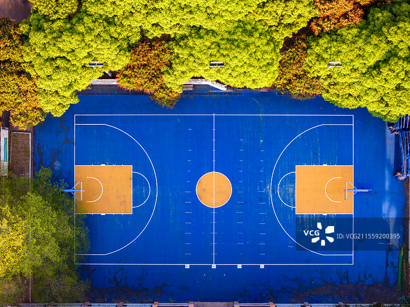 树林包围的篮球场航拍图片素材