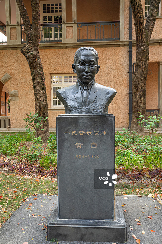 中国上海市徐汇区  上海音乐学院内「黄自」铜像，20世纪著名作曲家音乐教育家图片素材