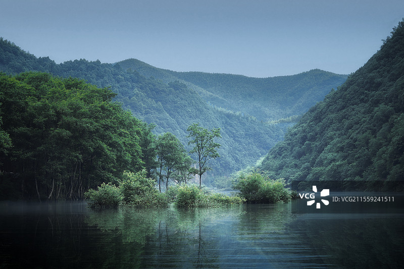 湖里的树和群山 青山绿水图片素材