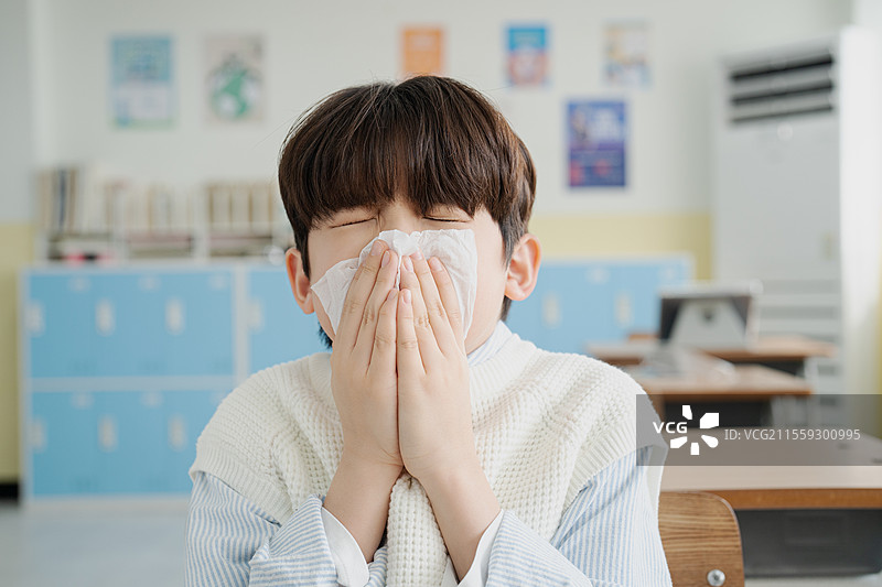 小学学生，基础教育，课堂，学习，在线讲座，传染病，感冒，口罩，纸巾，流鼻涕图片素材