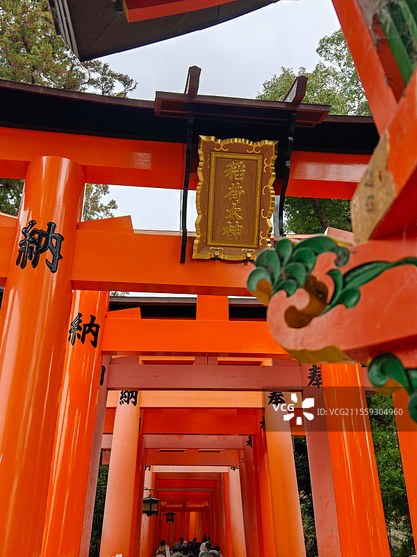 日本鸟居仰拍，当地特色建筑图片素材