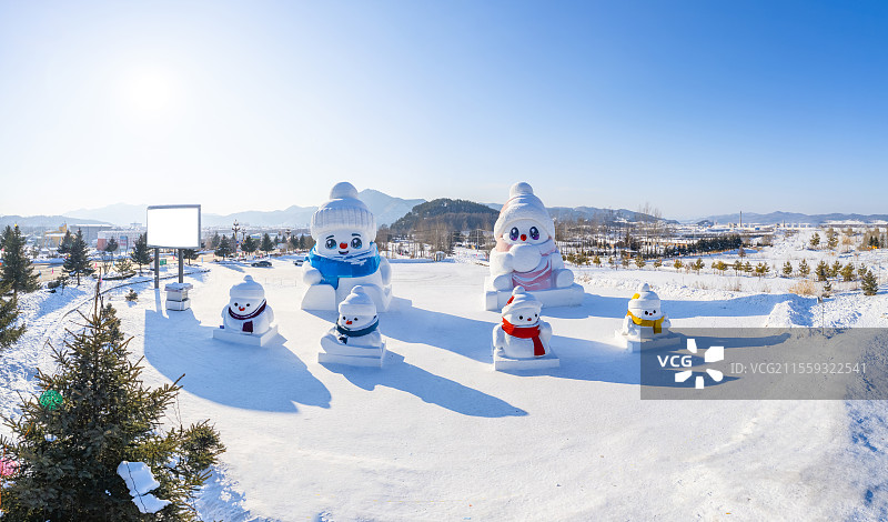 东北冬天雪地里的大雪人图片素材