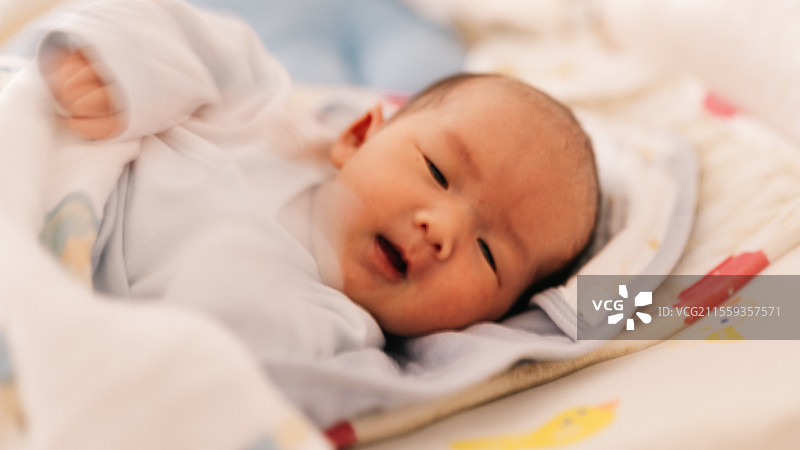 睡在床上的男婴特写镜头图片素材