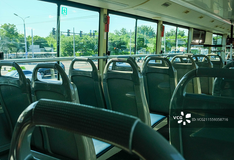 空空的双层公交车内图片素材