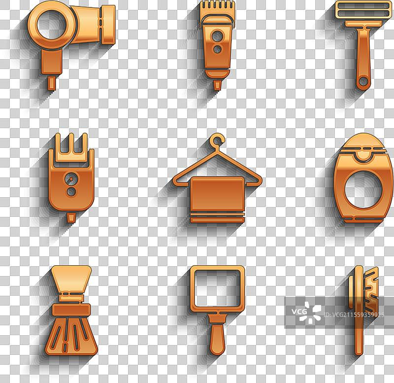 将毛巾挂在衣架上，手镜和发刷。图片素材