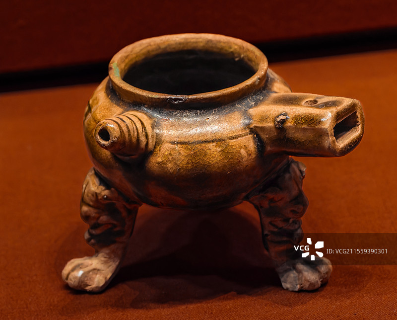 湖南省博物院湘阴县出土隋朝文物兽面蹄形足青瓷盉图片素材