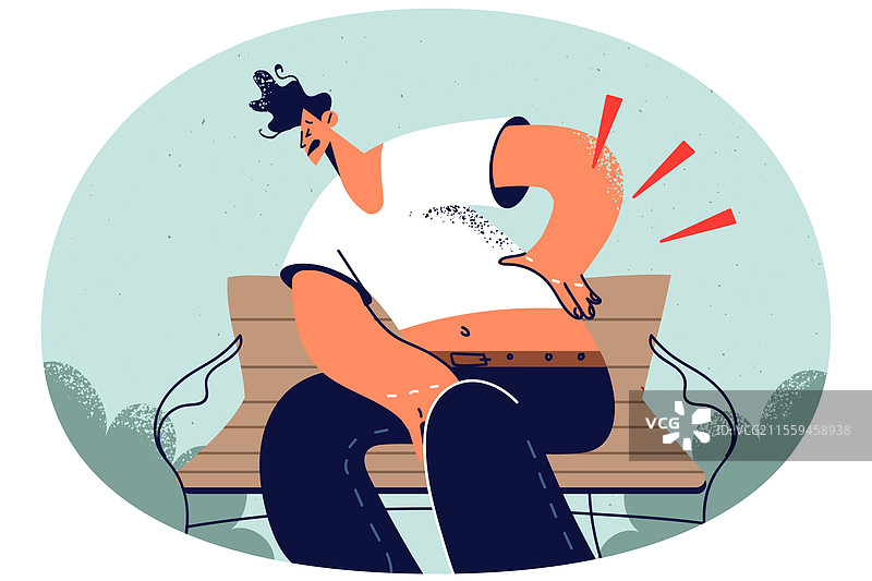 在公园长椅上坐着的健康状况不佳的男子，正在忍受背痛。图片素材