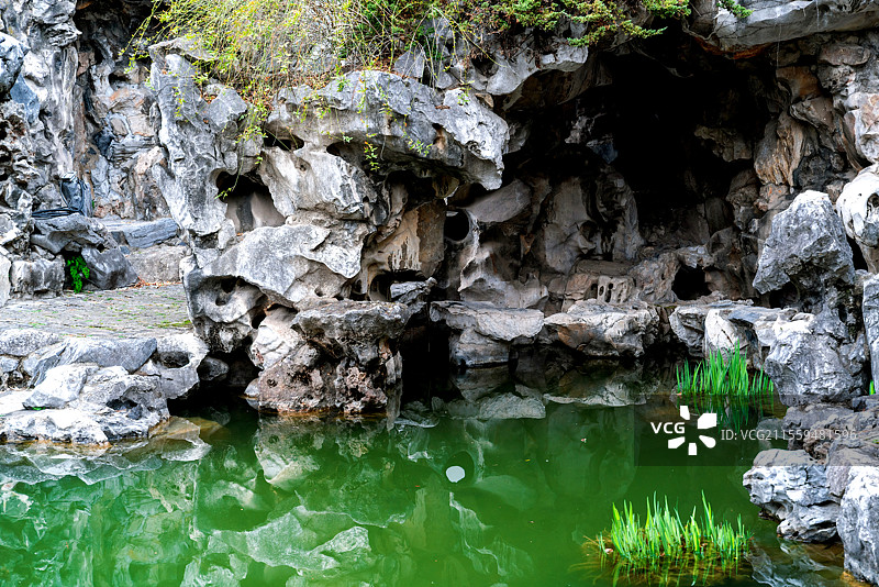 扬州何园片石山房的水中望月景观图片素材