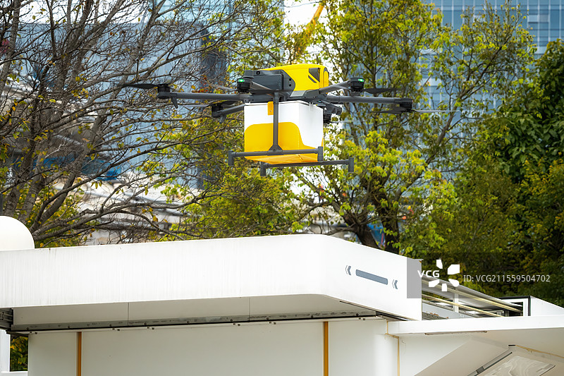 现代城市景观中的城市无人机递送包裹图片素材