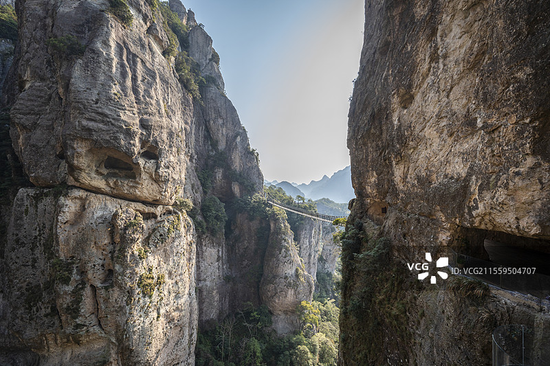 温州雁荡山方洞景区铁索桥图片素材