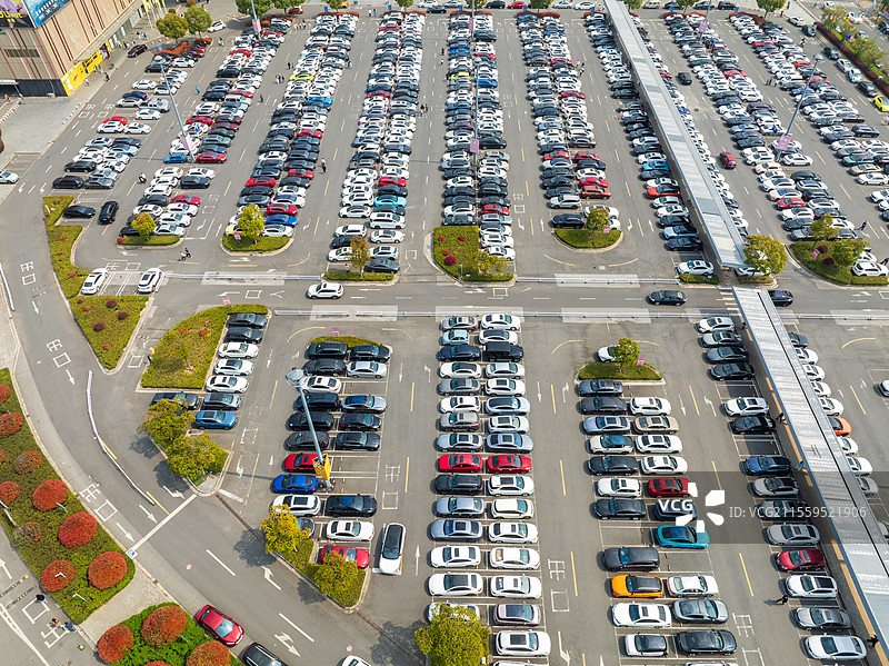 节假日里的旅游景点商场停车场停满了私家车轿车图片素材