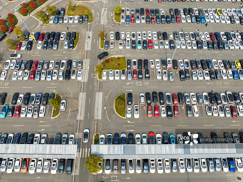 节假日里的旅游景点商场停车场停满了私家车轿车图片素材