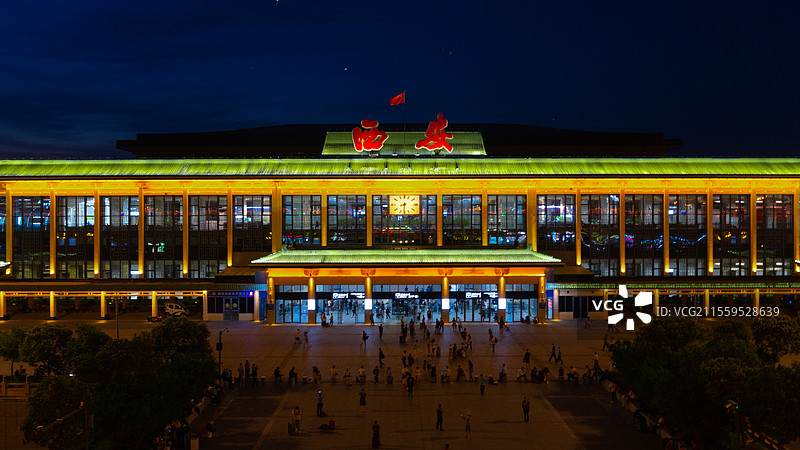 夜幕下的西安火车站图片素材