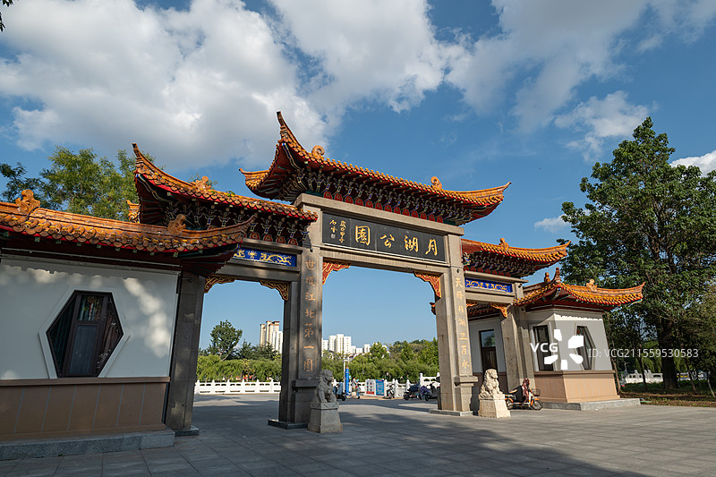 山东青岛莱西月湖公园西门牌坊图片素材