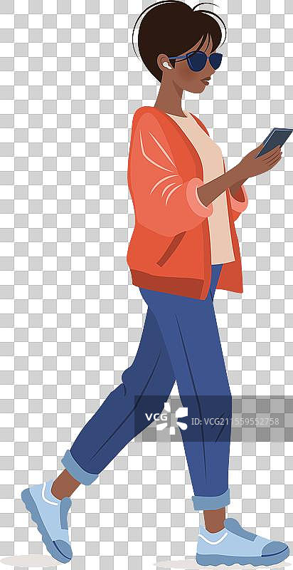 年轻女性走路时使用智能手机图片素材