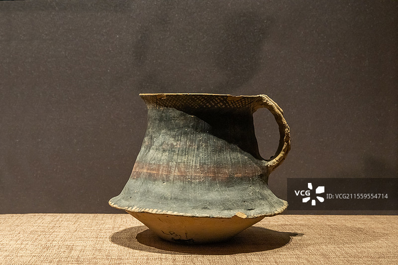 兰州市博物馆宽带纹单耳折腹杯马家窑文化马厂类型公元前2350-前2050年皋兰县出土图片素材