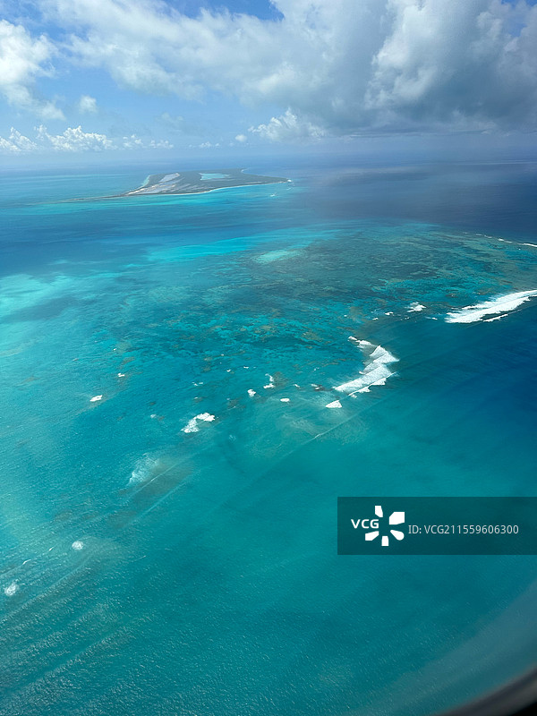 海洋的鸟瞰图，特克斯和凯科斯群岛图片素材