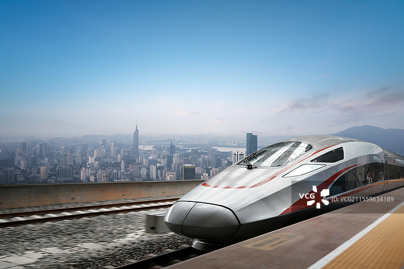 高铁列车穿越南京城市天际线图片素材