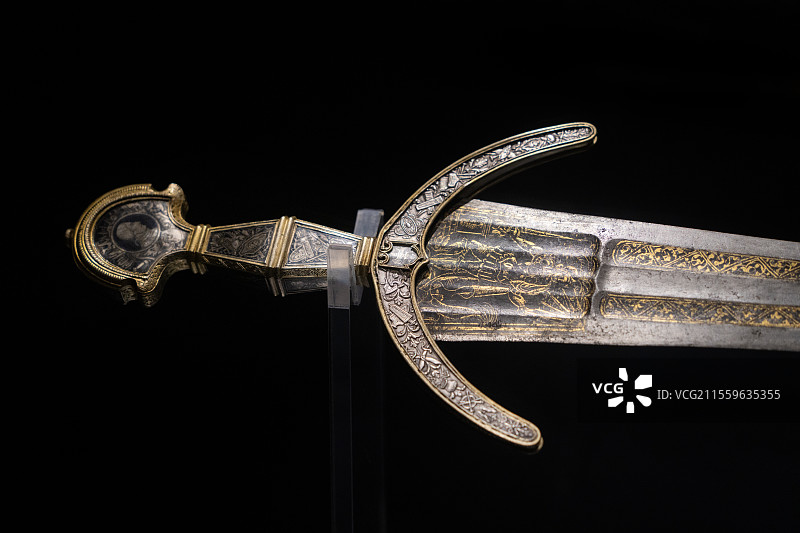 意大利都灵王宫博物馆 欧洲骑士盔甲与文化展 五指剑 镀金 雕刻钢 意大利费拉拉和威尼斯图片素材