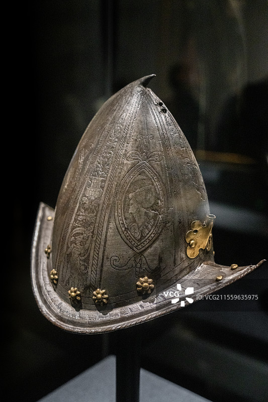 意大利都灵王宫博物馆 欧洲骑士盔甲与文化展 莫里恩式头盔图片素材
