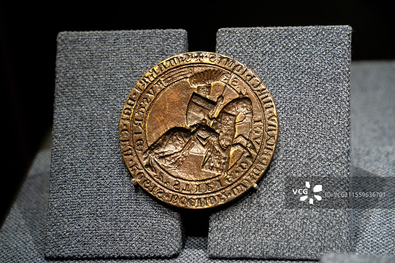 意大利都灵王宫博物馆 欧洲骑士盔甲与文化展 波西米亚国王奥托卡一世骑像印章图片素材