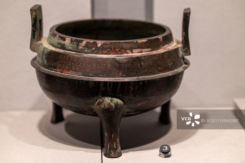 山西博物院-山西省洪洞县李堡村出土-西汉·后元四年(公元前160年)-安邑宫鼎图片素材