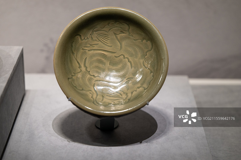 山西博物院-山西省河曲县五花城村出土-北宋(960-1127年)-青釉刻花双鸭水波纹碗图片素材