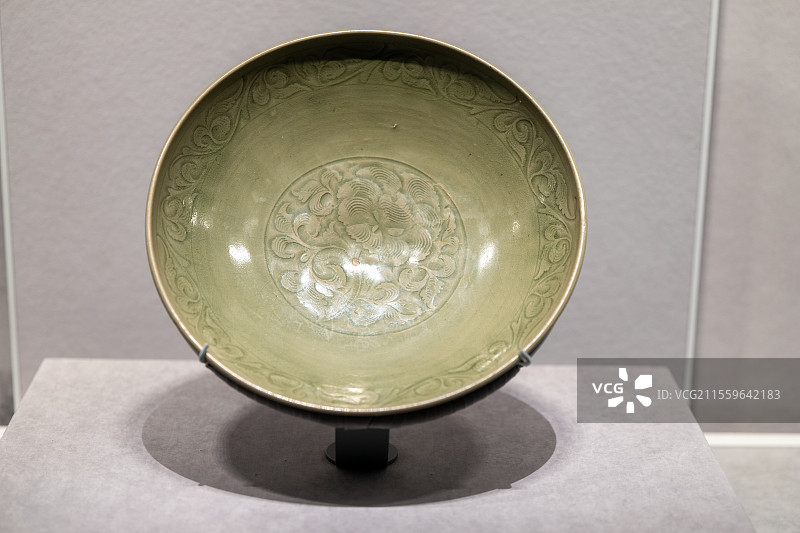 山西博物院-山西省保德县出土-金(1115-1234年)-青釉刻划花折枝牡丹纹盘图片素材