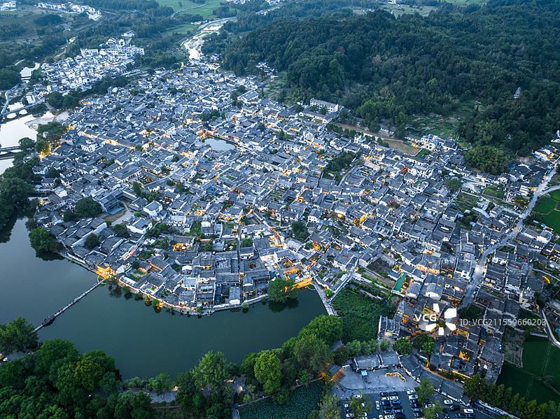 安徽黄山宏村徽派建筑航拍图片素材