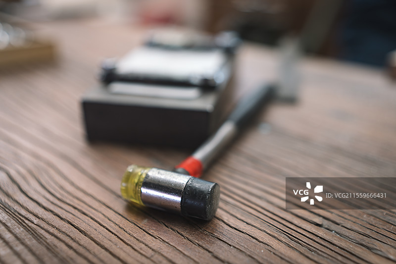 铁锤和工具在生锈工作台上的特写图片素材