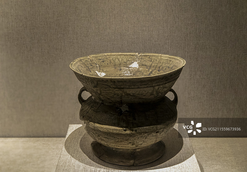 河南博物院“宅兹中国—西周时期”展：原始瓷大口尊（酒器）（西周，1997年鹿邑太清宫镇长子口墓出土）图片素材