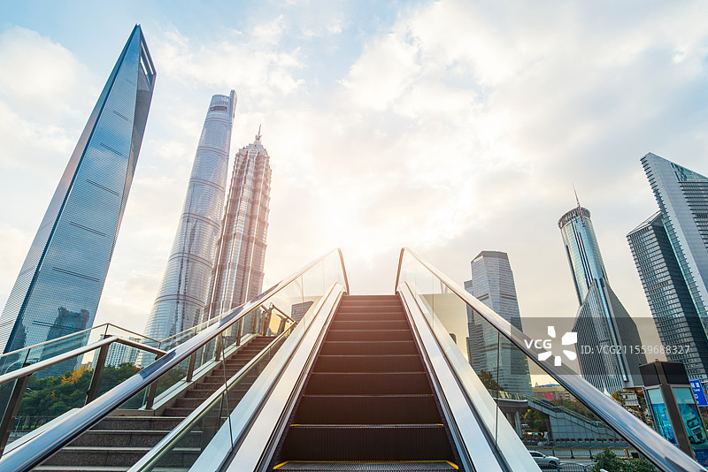 上海陆家嘴金融区城市CBD电梯，人行天桥，阳光照亮图片素材