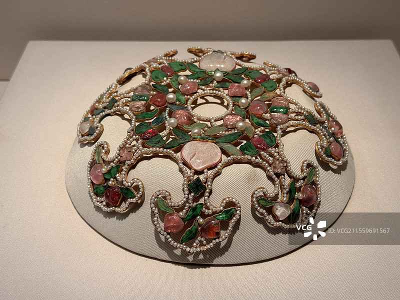 北京故宫博物院珍宝馆镶嵌宝石头饰图片素材