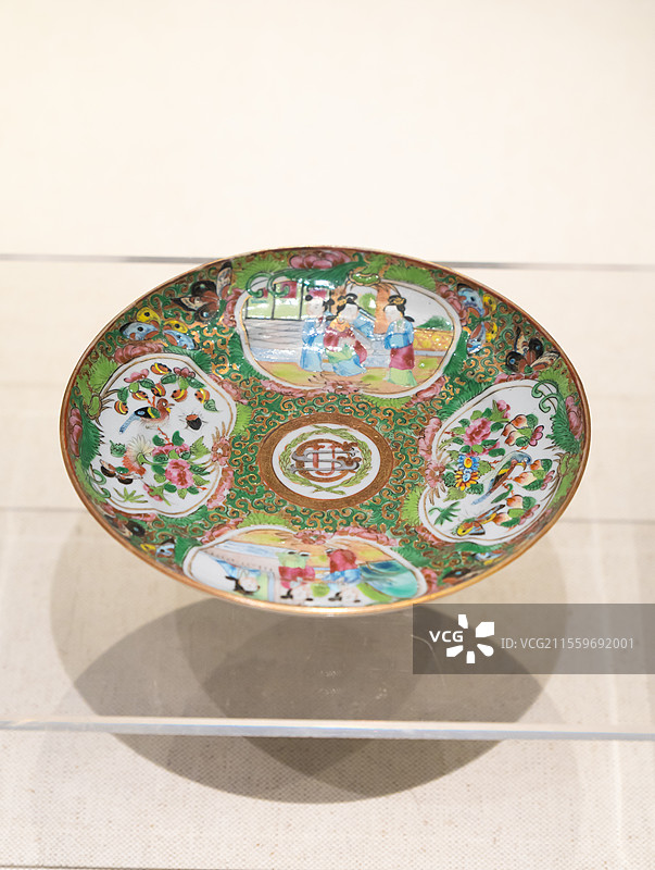 广彩外文标识花蝶人物纹小蝶（美国第18任总统格兰特定制），1868年，广州十三行博物馆藏品图片素材