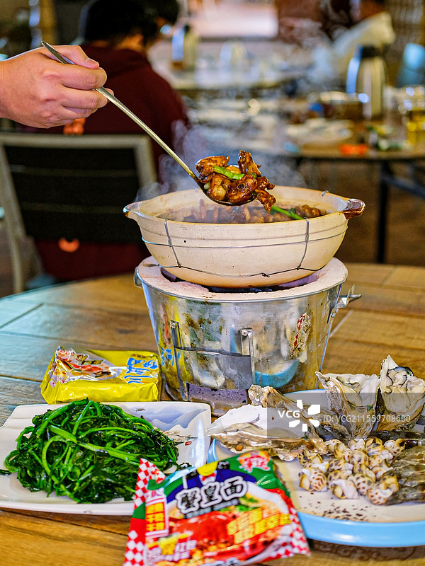 广式碳炉海鲜鸡煲图片素材