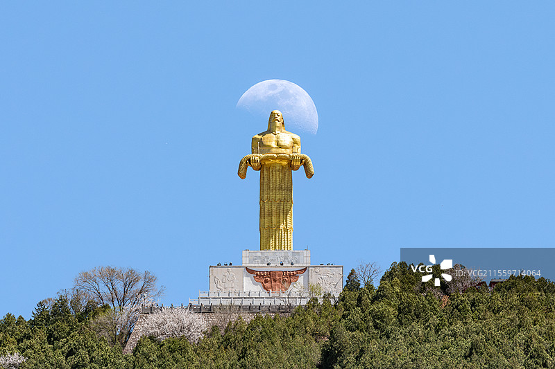山西省长治市老顶山国家森林公园炎帝塑像和日落时分的月亮图片素材