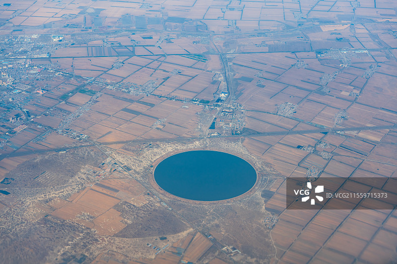 飞机视角航拍黑龙江省绥化市肇东圆型水库图片素材