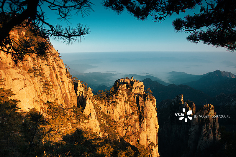 中国安徽黄山市境内黄山风景区狮子峰自然风光图片素材
