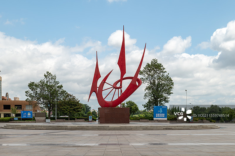 山东青岛莱西市月湖广场“一帆风顺”雕塑图片素材