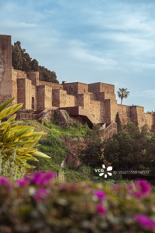 西班牙马拉加Alcazaba阿尔卡萨瓦城堡和Gibralfaro希布拉尔法罗城堡日景图片素材