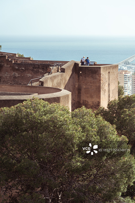 西班牙马拉加Alcazaba阿尔卡萨瓦城堡和Gibralfaro希布拉尔法罗城堡日景图片素材