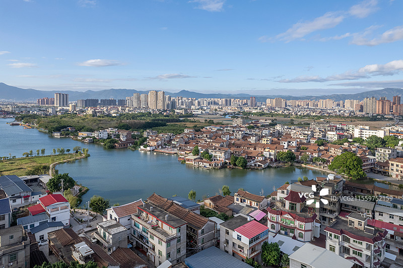 莆田涵江白塘湖畔的水乡，洋尾村的传统村落建筑的航拍图图片素材