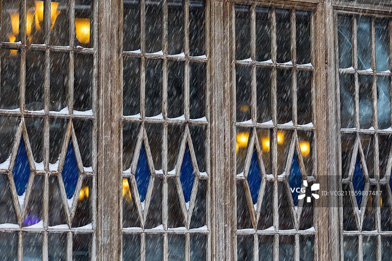 雪中的中式窗户图片素材