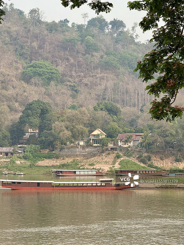 老挝琅勃拉邦·南康河上的小船图片素材