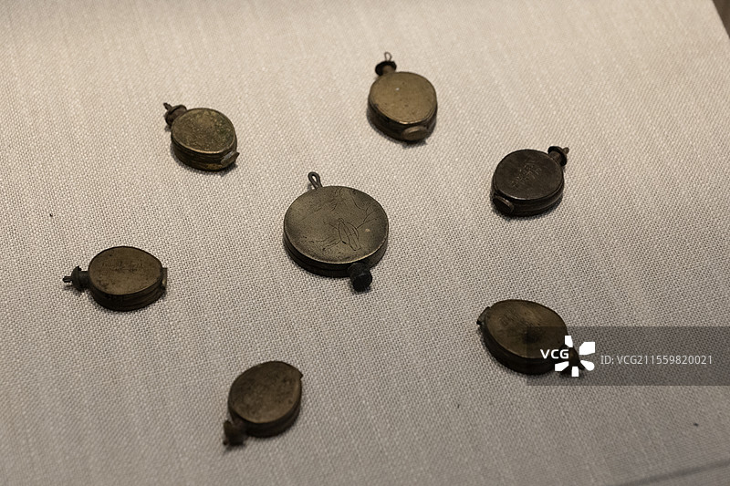 “行军散”扁形铜药瓶图片素材