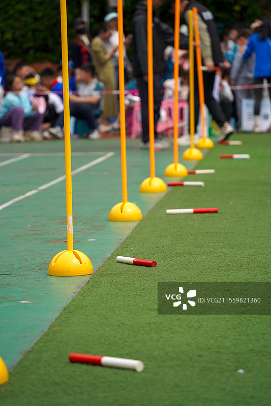 运动会操场草坪上的接力棒特写图片素材