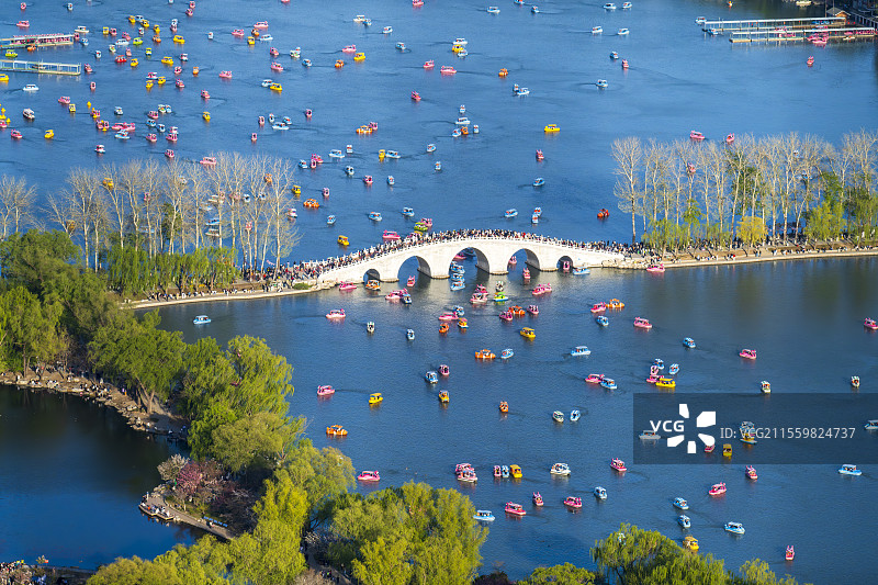 北京玉渊潭公园春和景明水上泛舟春天风光图片素材