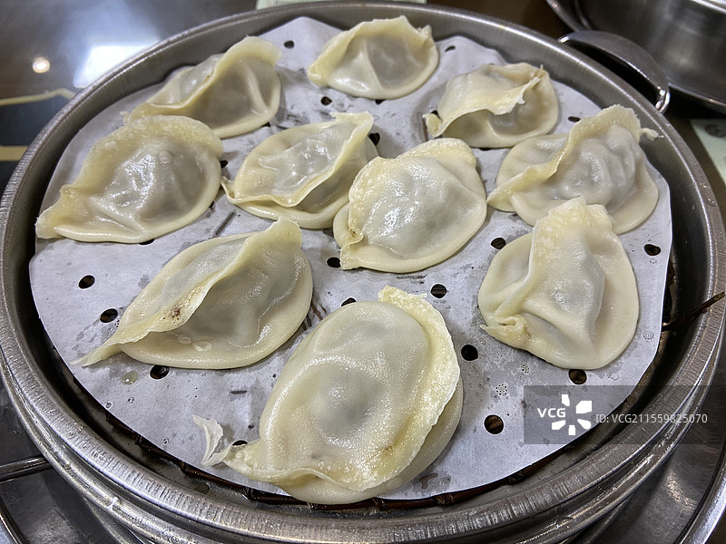 一笼皮薄肉厚多汁的蒸饺图片素材