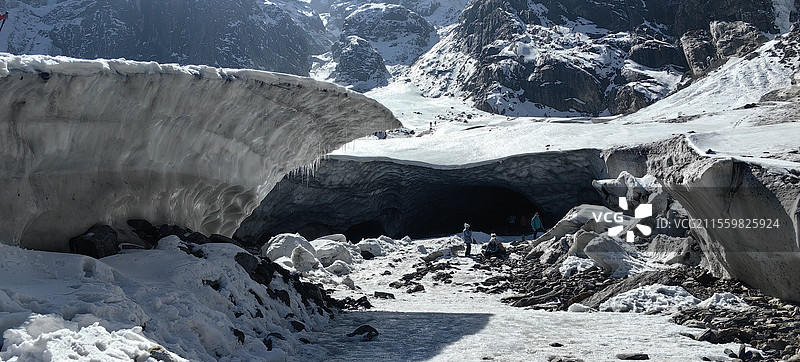 云南迪庆雨崩村神瀑大冰洞图片素材