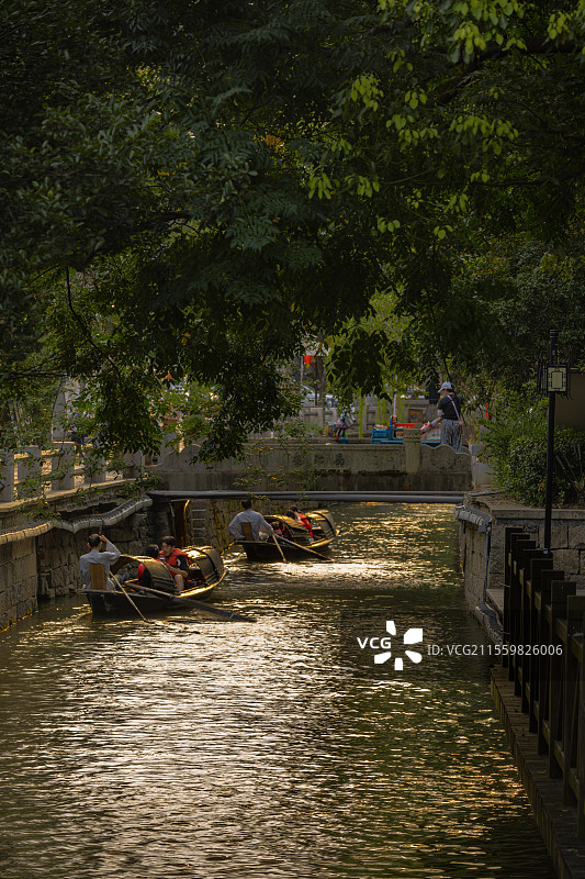 夕阳下绍兴水乡的行舟与波光粼粼图片素材